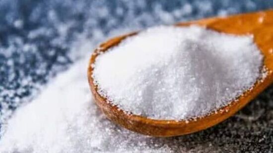 சிறுநீரகத்தில் கல் உருவாவதற்கு முதன்மையான காரணிகளில் ஒன்று நமது உடலில் ஏற்படும் நீரிழப்பு ஆகும். உடலில் போதுமான நீரேற்றம் இல்லாதபோது, ​​சிறுநீர் அதிக செறிவூட்டப்பட்டு, தாதுக்கள் படிகமாக்கப்பட்டு கற்களை உருவாக்கும் வாய்ப்பை அதிகரிக்கிறது.
