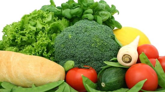 சோடியம் குறைவாகவும், மிதமான புரதச்சத்தும் உள்ள உணவு முறையை கடைப்பிடிப்பது சிறுநீரகக் கற்கள் உருவாகும் அபாயத்தைக் குறைக்க உதவும். கூடுதலாக, ஆக்சலேட் நிறைந்த உணவுகளை உட்கொள்வதை கட்டுப்படுத்துவது மற்றும் கால்சியம் நிறைந்த உணவுகளை மிதமாக உட்கொள்வது சில வகையான சிறுநீரக கற்களைத் தடுக்க உதவுகிறது.