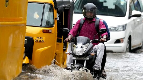 20.05.2024: தமிழகத்தில் ஒருசில இடங்களிலும், புதுவை மற்றும் காரைக்கால் பகுதிகளிலும் லேசானது முதல் மிதமான மழை பெய்யக்கூடும்.