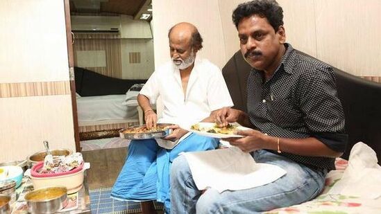 கமல் அவருக்கு அப்படியே எதிர்மாறானவர். உலகத்தில் உள்ள எல்லா அசைவ உணவுகளையும் அவர் சாப்பிடுவார்.&nbsp;