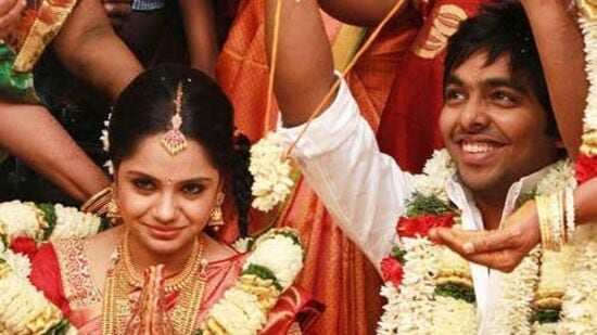 இன்றைய காலகட்டத்தில் நீங்கள் மேடை ஏறினால் வெறும் பாடகியாக மட்டும் இருந்துவிட முடியாது; அதையும் தாண்டி அங்கு நீங்கள் ஒரு பெர்ஃபாமராக ஜொலிக்க வேண்டும். ஆனால் சில வருடங்களுக்கு முன்பு நாமெல்லாம் பெர்ஃபாம் &nbsp;செய்தால் மக்கள் ரசிப்பார்களா? அது அவர்களுக்கு பிடிக்குமா உள்ளிட்ட கேள்விகள் எனக்குள் இருந்தன.&nbsp;ஆனால் அவையெல்லாம் நமக்குத் தேவையில்லாதது என்பதை புரிந்து கொள்ள ஒரு வயது தேவைப்பட்டது. இப்போதுதான் என்னைச் சுற்றி நானே கட்டமைத்த அந்த மாய சுவரை கொஞ்சம் கொஞ்சமாக இடித்துக் கொண்டிருக்கிறேன்.&nbsp;&nbsp;&nbsp;