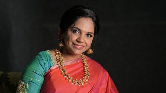 இந்த காலத்தில் பெண்கள் பொருளாதார ரீதியாக, சுதந்திரமாக இருக்க வேண்டும் என்பது என்னுடைய கருத்து. நான் முதன் முறையாக ஒரு கல்யாண கச்சேரியில் சில சினிமா பாடல்களை பாடினேன். அதற்காக எனக்கு கிட்டத்தட்ட 150 ரூபாய் சம்பளமாக வழங்கப்பட்டது.&nbsp;அந்த ரூபாயை நான் கையில் வாங்கிய பிறகு, நான் அப்படியே கற்பனையில் மிதந்து விட்டேன். அந்த அளவுக்கு சந்தோஷமாக இருந்தேன்.&nbsp;இது போன்ற விஷயங்களை &nbsp;நமக்கு யாராவது வந்து கற்றுக் கொடுக்க மாட்டார்கள். நாமே பார்த்து கற்றுக் கொண்டால் தான் தெரியும்.&nbsp;எங்களுடைய குழந்தையை நாங்கள் அப்படித்தான் வளர்க்க வேண்டும் என்று முடிவு செய்து இருக்கிறோம். அதாவது நம்மிடம் எல்லாமே இருக்கிறது என்ற எண்ணத்தை குழந்தைக்கு வரவிடாமல் வளர்க்க வேண்டும்” என்று பேசினார்.&nbsp;