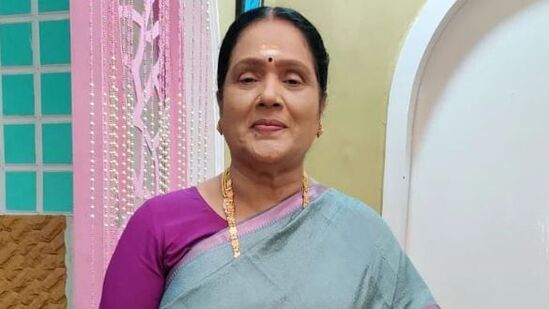 60,000 கொடுக்க வேண்டும்.அப்படி அரவணைப்போடு வில்லியம்ஸ் இவரை வைத்து வேலை வாங்கினார். அவருக்கு நாங்கள் அப்போது 60,000 கொடுக்க வேண்டும். அந்த சமயத்தில் நான் நிறைமாத கர்ப்பிணியாக இருந்தும் கூட, அவருக்கு நடந்து சென்று கஷ்டப்பட்டு அவரிடம் சென்று கொடுத்தேன்.&nbsp;அதைப்பார்த்த அவர், என்னை பார்த்து சேச்சி நீங்கள் இவ்வளவு கஷ்டப்பட்டு இதைக் கொண்டு வர வேண்டுமா என்று கேட்டான். ஆனால் என்னை ஒரு முறை விமான நிலையத்தில் பார்த்த பொழுது, அவன் தலை தெறிக்க ஓடினான். இவனுக்கு என்றைக்குமே என்னிடத்தில் மரியாதை என்பதே கிடையாது” என்று பேசினார்.&nbsp;