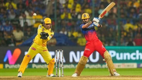 RCB vs CSK Innings Break: முதல் பாதியில் சிஎஸ்கே வசம் இருந்த ஆட்டம், பின்னர் இரண்டாம் பாதியில் அது அப்படியே ஆர்சிபி வசம் சென்றது. சிஎஸ்கே பவுலர்களை ஆர்சிபி பேட்மேன்கள் வெளுத்து வாங்கிய 218 ரன்கள் குவித்துள்ளது.