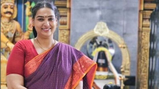 Metti Oli Leela: பிரபல சீரியல் நடிகையான மெட்டி ஒலி லீலா, தன்னுடைய தங்கை உமா மகேஷ்வரி இறப்பு குறித்து கலாட்டா யூடியூப் சேனலுக்கு அளித்த பேட்டியில் பேசி இருக்கிறார்.&nbsp;குழந்தை அழவில்லை.&nbsp;அதில் அவர் பேசும் போது, “என்னுடைய தங்கை இறந்த பொழுது என்னுடைய குழந்தை மிக நீண்ட நேரமாக அழவே இல்லை. அதன் பின்னர்தான் அவளுக்கு, சித்தி இல்லை என்பது உணர்வுக்கு வந்து, தேம்பி தேம்பி அழுதாள். உமா இறந்த சமயத்தில், அவள் சித்தி, அவளுடன் இருப்பது போலவே நினைத்துக் கொண்டு, வீட்டில் பேசுவாள்.&nbsp;முதலில் நாங்கள் அதை பெரிதாக கண்டு கொள்ளவில்லை. காரணம், மனதளவில் அவள், அவளுடன் மிகவும் நெருக்கமாக இருந்த காரணத்தால், அவள் இப்படி பேசுகிறாள் என்று விட்டு விட்டோம். ஆனால், அது பள்ளிக்கூடத்திலும் தொடர்ந்த நிலையில் அதை நாங்கள் நாங்கள் உற்று கவனிக்கத்தொடங்கினோம். அவள் என்னுடைய மகளுக்காக சில விஷயங்களை கொடுத்து இருக்கிறாள்.&nbsp;&nbsp;