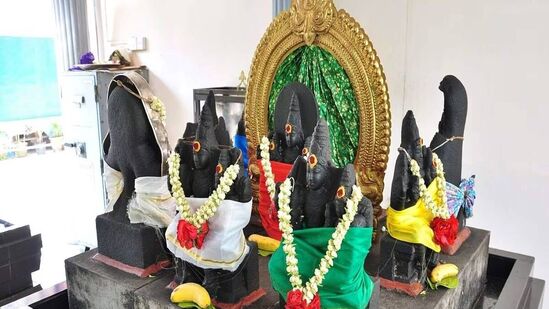 நவக்கிரகங்களை 9 முறை சுற்றுவது நல்லது. அப்படிச் சுற்றும்போது 7 முறை வலமாகவும், 2 முறை இடமாகவும் சுற்ற வேண்டும். நவக்கிரகங்களை வணங்கிய பின்னர் பிற தெய்வங்களை வணங்கக் கூடாது. எல்லா தெய்வங்களையும் வணங்கிய பின்தான் நவக்கிரகங்களை வழிபட வேண்டும்.