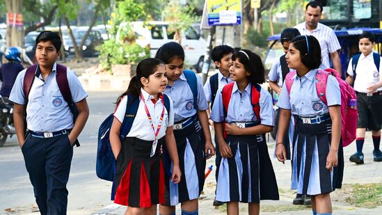 Schools Open: வரும் ஜூன் 10ஆம் தேதி தமிழகத்தில் அனைத்து வகை பள்ளிகள் திறக்கப்படும் என பள்ளிக்கல்வித்துறை அறிவிப்பு வெளியாகியுள்ளதாகத் தெரிகிறது. 