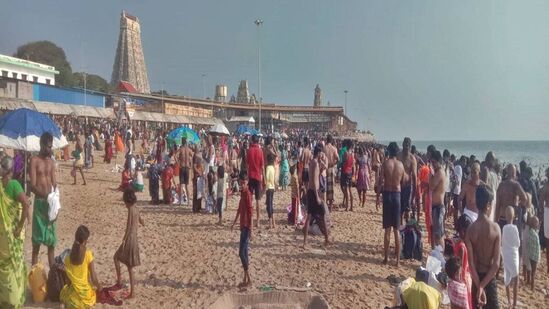 கோயில்களில் விபூதியோ குங்குமமோ கொடுத்தால், அவற்றை வலது கையை மட்டும் நீட்டி வாங்கக் கூடாது. வலது கையின் கீழ் இடது கையை வைத்து பணிவுடன் விபூதி, குங்குமம் பிரசாதத்தை வாங்க வேண்டும். வலது கையில் வாங்கியவுடன் அந்தப் பிரசாதத்தை அப்படியே பூச வேண்டும் அல்லது ஒரு தாளில் போட்டு அதிலிருந்து எடுத்து பூச வேண்டும்.&nbsp;