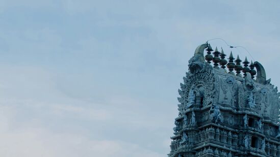 கோயில் அருகில் சென்றதும், கோபுரத்தின் அருகே நின்று, ஆண்கள் அனைவரும் இரண்டு கைகளையும் தலைக்கு மேல் உயர்த்திக் கும்பிட வேண்டும். பெண்கள் தங்கள் இரண்டு கைகளையும் நெஞ்சோடு வைத்துக் கும்பிட்டாலே போதும்.