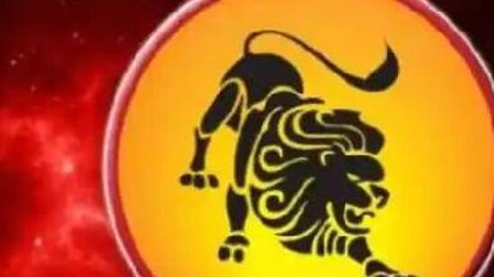 சிம்மம்: சிம்ம ராசிக்காரர்களின் வீட்டில் ராஜயோகம் உருவாகும். இது உங்களுக்கு மிகவும் சுபமான நேரமாக இருக்கும். புதிய வேலை தேடி கொண்டிருப்பவர்களுக்கு நல்ல செய்திகள் வந்து சேரும். இந்த நேரத்தில் நீங்கள் அதிர்ஷ்டசாலியாக இருப்பீர்கள். எல்லாம் முன்னேற்றமடையும், பயணங்கள் அமையும், உடல் ஆரோக்கியமும் நன்றாக இருக்கும்.