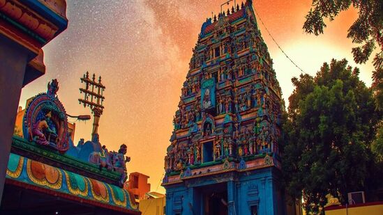 கோயில் நடை சாத்தி இருக்கும்போதும், உத்ஸவர் உலா வந்திருக்கும்போதும், சுவாமி முன் திரை போடப்பட்டிருக்கும் போதும் கோயிலுக்குள் சென்று மூலவரை தரிசனம் செய்யக் கூடாது.