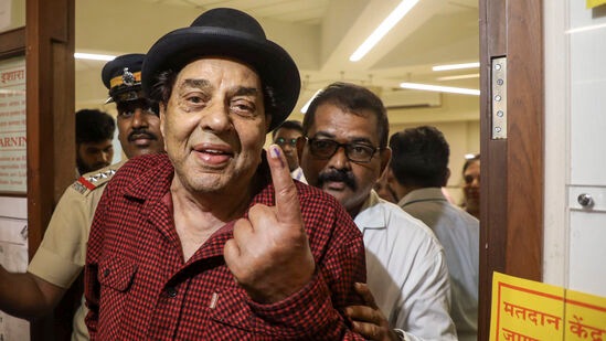 பிரபல நடிகர் தர்மேந்திரா (88) வாக்களித்த பின்னர் அடையாள மை விரலை காட்டினார்.&nbsp;