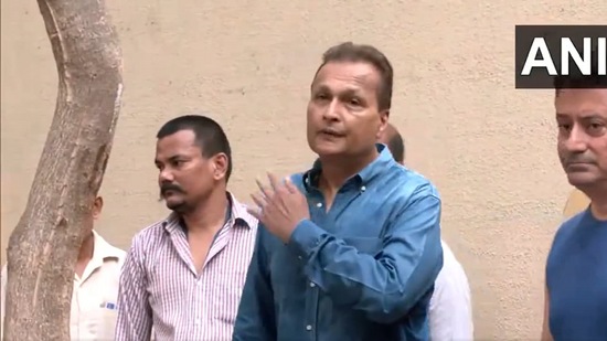 மக்களவைத் தேர்தலின் ஐந்தாம் கட்ட வாக்குப்பதிவுக்காக தொழிலதிபர் அனில் அம்பானி மும்பையில் உள்ள வாக்குச்சாவடியில் திங்கள்கிழமை அதிகாலை வாக்களித்தார்.