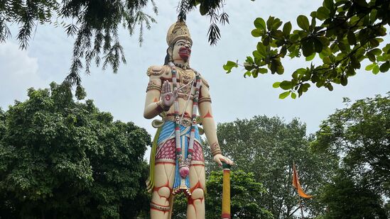புத்வா மங்களுக்குப் பின் இருக்கும் வரலாறு என்ன?மகாபாரத காலத்தில், பாண்வர்களில் ஒருவரான பீமன்,தான் வலிமையானவர் என்று பெருமிதம் கொண்டார். அவரது ஆணவத்தை அடக்க, அனுமன் குரங்கு வடிவில் விஸ்வரூபமெடுத்தார். அந்த நாளே ‘புத்வா மங்கள்’ என அழைக்கப்படுகிறது.அனுமனின் ஆசியைப் பெற விரும்பினால், ’புத்வா மங்கள்’ நாளில், அனுமனின் ஆலயம் சென்று, பிரசாதம் வழங்க வேண்டும். ஆலமர இலை கொண்டு அனுமனுக்கு அர்ச்சனை செய்வது, அந்த இலையை நதியில் மிதக்கச் செய்வது பல பிரச்னைகளில் இருந்து விடுபட உதவுகிறது.