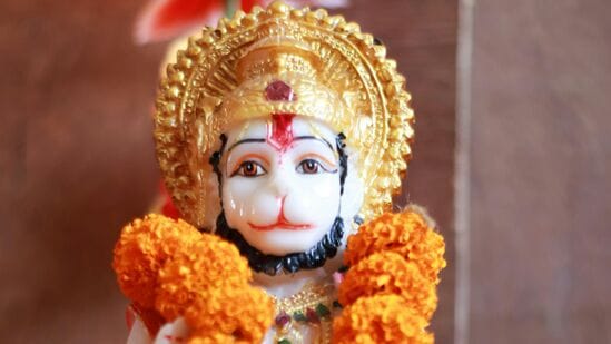 புத்வா மங்களில் எப்படி பூஜை செய்வது?‘புத்வா மங்கள்’நாளில், காலையில் எழுந்து, நீராடிவிட்டு, வீட்டின் பூஜையறையை சுத்தம்செய்து, சுத்தமான ஆடைகளை அணிந்துகொள்ளவேண்டும். அனுமன் படத்துக்கு முன் நெய்தீபம் ஏற்றி, அனுமன் மந்திரங்களை பாராயாணம் செய்யவேண்டும்.&nbsp;இந்த பூஜையின் போது வெண்மை அல்லது கருப்பு நிற ஆடைகளை அணியக்கூடாது. யாரையும் அவமதிக்கக் கூடாது. கடன் கொடுக்கவோ, வாங்கவோ கூடாது.