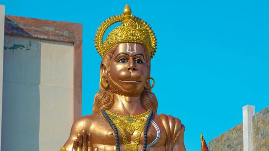 அனுமனுக்கு இஷ்டமான ராசிகள்:அனைத்து 12 ராசிகளிலும் சில ராசியினருக்கு அனுமனின் ஆசிர்வாதம் எப்போதும் இருக்கும்.மேஷம்: மேஷ ராசியினரை அனுமனுக்கு மிகவும் பிடிக்கும். மேஷ ராசியினர் வாழ்க்கையில் சிக்கல்கள் வரும்போது, அனுமனை வழிபட்டால் சிக்கல்கள் பஞ்சாக பறந்துவிடும்.பணப்பிரச்னை, மனச்சோர்வு, அறிவுச்சோர்வு ஆகியவை இருந்தால், மேஷ ராசியினர் அனுமனை செவ்வாய்க்கிழமைகளில் வழிபட்டால் தீர்வு கிடைக்கும்.