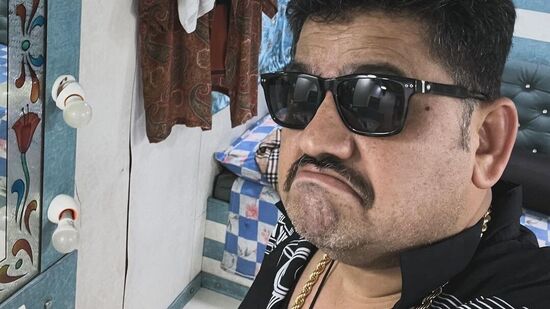 Chef Venkatesh Bhat: குக்வித் கோமாளி நிகழ்ச்சியை விட்டு தான் வெளியேறியதற்கான காரணத்தையும், சமையல் கலைஞர் தாமு முதலில் தன்னுடன் வருவதாக கூறிவிட்டு பின்னர் வர மறுத்த காரணத்தையும், சமையல் கலைஞர் வெங்கடேஷ் பட், சோசியல் டாக்ஸ் யூடியூப் சேனலுக்கு கொடுத்த பேட்டியில் பகிர்ந்து இருக்கிறார்.&nbsp;&nbsp;இது குறித்து அவர் பேசும் பேசும் போது, “ குக் வித் கோமாளி நிகழ்ச்சிக்கு இவ்வளவு பெரிய வரவேற்பு கிடைப்பதற்கு காரணம், அங்கு கொடுக்கப்பட்ட முழு சுதந்திரம். அதை, அதன் தயாரிப்பு நிறுவனமான மீடியா மேசன் செய்து கொடுத்தது.&nbsp;&nbsp;&nbsp;