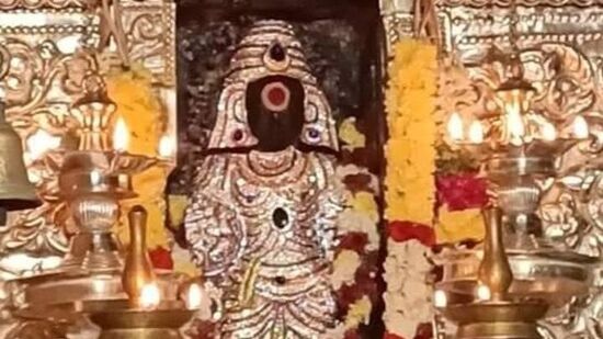 Lord Sani: ஜோதிடத்தில் நவகிரகங்களும் ஒரு குறிப்பிட்ட கால இடைவெளியில், ஒரு ராசியிலிருந்து இன்னொரு ராசிக்கு நகர்கின்றன. இதனை ஜோதிடத்தில் ‘கிரகப்பெயர்ச்சி’என்பர். இந்நிலையில் ஒவ்வொருவரின் ராசியைப் பொறுத்தும், ஒவ்வொருத்தருக்கும் பொருளாதாரம், சுக துக்கங்கள் நடக்கின்றன. ஜோதிடத்தில் சனி பகவான், ஒரு ராசியில் சஞ்சரிக்கும்போது நீதி மானாக செயல்படுகிறார். அவர்களது செயல்களைப் பொறுத்து அவருக்கு அப்படியே பலன் தருகிறார்.&nbsp;
