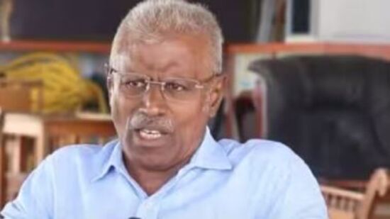 ஆமா, &nbsp;அஜித் மாபெரும் நடிகர். வாழ்கையில் அவர் நடிப்பார்.. படத்தில் அவருக்கு நடிக்கத் தெரியாது. சும்மா வந்து அப்படி, இப்படி என தொந்தியைக் காட்டிக்கொண்டு நடிப்பார் அவ்வளவுதான்.&nbsp;95 காலக்கட்டங்களில் அவன் என்னிடம் பணம் கேட்டான். நான் கொடுத்தேன்.&nbsp;&nbsp;&nbsp;&nbsp;