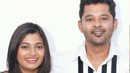 முன்னதாக பிக்பாஸ் நிகழ்ச்சியில் பிஆர்ஓ மூலமாகவே விளையாடி பேர் சம்பாதித்து இருக்கிறார் என்றும் அவரது வெற்றியும் அந்த வகையைச் சேர்ந்ததுதான் என்று விமர்சனங்கள் வைக்கப்பட்டன. இது குறித்து அர்ச்சனா பிஹைண்ட் வுட்ஸ் சேனலுக்கு கொடுத்த பேட்டியில், விளக்கம் கொடுத்திருந்தார்.&nbsp;அதில் அவர் பேசும் போது, “எனக்கா 19 கோடி ஓட்டுகள்…அவ்வளவு தூரம் என்னை இந்த நிகழ்ச்சியில் மக்கள் பார்த்து இருக்கிறார்களா என்ற சந்தேகம் எனக்கே இருக்கிறது. உண்மையில் வீட்டிற்குள் இருக்கும் பொழுது நமக்கு எந்த ஒரு விஷயமும் தெரியாது.வார இறுதி நாட்களில் பேசும் விஷயங்களை வைத்து மட்டும் தான் நம்மால் நிலைமையை புரிந்து கொள்ள முடியும்.