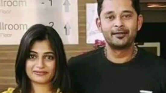 அந்த சமயங்களில் கமல் சார் சொன்ன சில விஷயங்களை வைத்து தான் நான் சில விஷயங்களை திருத்திக் கொண்டேன். உண்மையில் நான் பிக் பாஸ் நிகழ்ச்சியை விட்டு வெளியே வரும் பொழுது மிகவும் அமைதியான நிதானமான ஒரு மனுஷியாக மாறி இருக்கிறேன். முன்பெல்லாம் மிகவும் அதிக ஆர்வத்தோடு உற்சாகமாக விஷயங்களை அணுகுவேன். இப்போது அது இல்லை. இன்னொரு விஷயம் நான் பிஆர்ஓ வைத்து பிக் பாஸ் நிகழ்ச்சியில் விளையாடினேன் என்ற விமர்சனம் இருக்கிறது.&nbsp;&nbsp;&nbsp;அவர்கள் வழிக்கே நான் வருகிறேன். பிக் பாஸ் நிகழ்ச்சியில் ஜெயித்ததற்காக எனக்கு 50 லட்ச ரூபாய் கொடுத்திருக்கிறார்கள். எனக்கு 19 கோடி மக்கள் ஓட்டு போட்டு இருக்கிறார்கள். இதில் 18 கோடி பேர் என்னை பிடித்து ஓட்டு போட்டு இருக்கிறார்கள் என்று வைத்துக் கொள்வோம். என்னை பிடிக்காமல் 1 கோடி பேர் ஓட்டு போட்டு இருக்கிறார்கள் என்று வைத்துக் கொள்வோம். ஒரு ஓட்டுக்கு ஒரு ரூபாய் என்று வைத்தால் கூட, மொத்தமாக ஒரு கோடி ரூபாய் எனக்கு கிடைத்து விடும்.&nbsp;அந்த ஒரு கோடி என் கையில் இருந்தால், நான் சின்ன பட்ஜெட்டில் ஒரு படத்தை தயாரித்து, அதில் கதாநாயகியாக நடித்து விடுவேன். அதற்காகத்தான் நான் இந்த நிகழ்ச்சிக்குள்ளேயே வந்தேன்.இந்த விமர்சனம் எப்படி இருக்கிறது என்றால், எனக்கு ஓட்டு போட்ட மக்களையே சந்தேகப்படுவது போல இருக்கிறது. சில இடங்களில் நான் ஜெயிக்க வேண்டும் என்று ஓட்டு போட்டதை விட, நான் ஜெயிக்க கூடாது என்று ஓட்டு போட்டவர்களே அதிகம். போற்றுவார் போற்றட்டும் தூற்றுவார் புழுதி வாரி தூவட்டும் என்று இந்த சர்ச்சைக்கு முற்றுப்புள்ளி வைக்கிறேன்” என்று பேசினார்