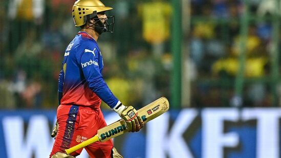 Dinesh Karthik Set To Retire: முன்னதாக, ஐபிஎல் 2024 க்குப் பிறகு, கிரிக்கெட்டில் இருந்து நிரந்தரமாக விடைபெறலாம் என்று அவர் முன்பே சுட்டிக்காட்டினார். புதன்கிழமை அகமதாபாத்தில் நடந்த எலிமினேட்டரில் ராஜஸ்தான் ராயல்ஸால் ஐபிஎல் 2024 இல் இருந்து ஆர்சிபி நாக் அவுட் ஆன பிறகு, கார்த்திக் ரசிகர்களிடமிருந்து விடைபெற்றார்.