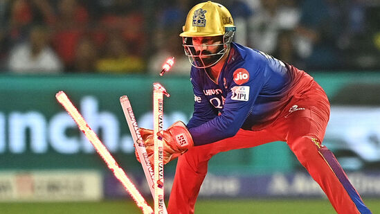 Dinesh Karthik Set To Retire: ராஜஸ்தான் ராயல்ஸ் அணிக்கு எதிரான ஐபிஎல் 2024 எலிமினேட்டர் போட்டியில் தினேஷ் கார்த்திக் 13 பந்துகளில் 11 ரன்கள் எடுத்து ஆட்டமிழந்தார். அவர் 1 பவுண்டரி அடித்தார். பின்னர் விக்கெட் கீப்பிங் செய்யும் போது யாஷஸ்வி ஜெய்ஸ்வாலை கேட்ச் பிடித்து, சஞ்சு சாம்சனை ஸ்டம்பிங் செய்தார் கார்த்திக். ஆர்சிபி ஜெர்சியில் கடந்த ஐபிஎல் போட்டியில் கார்த்திக்கின் செயல்திறன் சராசரியாக இருந்தது என்று கூறலாம்.