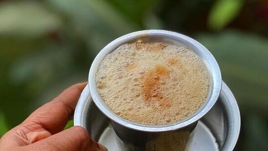 காஃபினேட்டட் பானங்கள் நீரிழப்புக்கு வழிவகுக்கும், குறிப்பாக அதிகமாக உட்கொள்ளும் போது. அதற்கு பதிலாக தண்ணீர் அல்லது மூலிகை தேநீருடன் நீரேற்றமாக இருங்கள்.