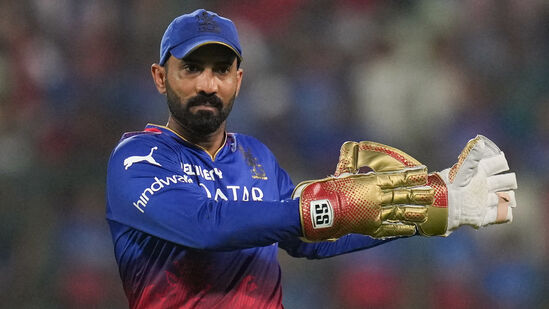 Dinesh Karthik Set To Retire: ஐபிஎல் போட்டிகளில் அதிக போட்டிகளில் விளையாடிய வீரர்கள் பட்டியலில் தினேஷ் கார்த்திக் இரண்டாவது இடத்தில் உள்ளார். இது தொடர்பாக அவர் புதன்கிழமை ரோஹித் சர்மாவைத் தொட்டார். 257 ஐபிஎல் போட்டிகளில் 234 இன்னிங்ஸ்களில் 4842 ரன்கள் எடுத்துள்ளார். அவர் 22 அரைசதங்கள் அடித்தார். அவர் 145 கேட்சுகள் மற்றும் 37 ஸ்டம்ப் அவுட்களை எடுத்தார். போட்டி வரலாற்றில் தோனிக்கு அடுத்தபடியாக இரண்டாவது சிறந்த விக்கெட் கீப்பர் கார்த்திக்.&nbsp;