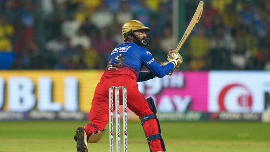 Dinesh Karthik Set To Retire: இருப்பினும், ஐபிஎல் 2024 இல் தினேஷ் கார்த்திக்கின் ஒட்டுமொத்த செயல்திறன் மோசமாக இல்லை. 15 போட்டிகளில் 13 இன்னிங்ஸ்களில் 326 ரன்கள் குவித்துள்ளார். தினேஷ் 2 அரைசதம் அடித்தார். அதிகபட்ச தனிநபர் இன்னிங்ஸ் 83 ரன்கள். இந்த ஆண்டு தினேஷ் கார்த்திக் 187.35 ஸ்ட்ரைக் ரேட்டில் ரன்கள் குவித்தார். அவர் 27 பவுண்டரிகளும், 22 சிக்ஸர்களும் விளாசினார்.