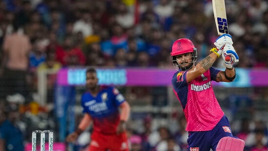 RR vs RCB IPL 2024: ஆர்சிபி ராஜஸ்தான் ராயல்ஸை தங்கள் கால்விரல்களில் வைத்திருந்தது, ஆனால் பிந்தையவர் மொத்த எண்ணிக்கையை சிதறடித்துக்கொண்டே இருந்தார். ஜெய்ஸ்வால் மற்றும் சஞ்சு சாம்சன் வீழ்ந்த பிறகு ரியான் பராக் துரத்தலை வழிநடத்தினார். பராக் 26 பந்துகளில் 36 ரன்கள் எடுத்தார்.&nbsp;