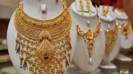 சென்னையில் கடந்த சில நாட்களாக 22 கேரட் ஆபரணத் தங்கத்தின் விலை வரலாறு காணாத வகையில் நாளுக்கு நாள் புதிய உச்சத்தை அடைந்து வருகிறது. சென்னையில் தங்கம் மற்றும் வெள்ளியின் இன்றைய விலை நிலவரம் குறித்து பார்ப்போம்.