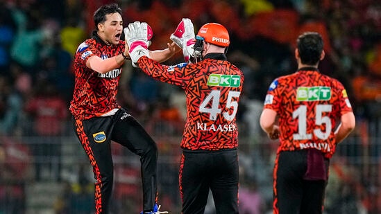 SRH vs RR Qualifier 2: எதிர்பாராத டுவிஸ்ட் ஆக சன் ரைசர்ஸ் கேப்டன் பேட் கம்மின்ஸ், அபிஷேக் ஷர்மாவுக்கு பவுலிங் கொடுத்தார். கைமேல் பலனாக இரண்டு முக்கிய விக்கெட்டுகளை எடுத்த அபிஷேக் ஷர்மா பவுலிங்கில் திருப்புமுனை தந்தார். இந்த வெற்றியால் மூன்றாவது முறையாக ஐபிஎல் பைனலில் சன் ரைசர்ஸ் நுழைந்துள்ளது.