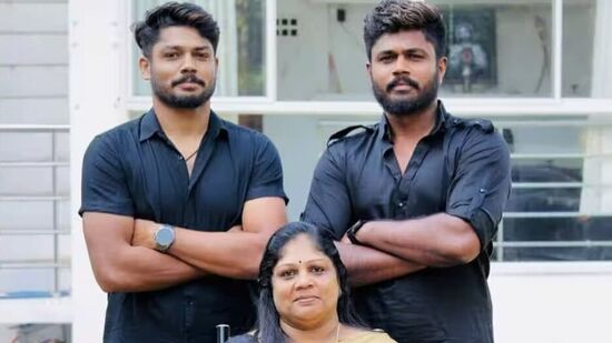 சஞ்சு சாம்சன் - சாலி சாம்சன்: சஞ்சு சாம்சனின் சகோதரர் பெயர் சாலி சாம்சன். இவரை பற்றி பலருக்கும் தெரிந்திருக்க வாய்ப்பு இல்லை. பார்ப்பதற்கு அச்சு அசலாக சஞ்சு சாம்சன் போன்றே இருக்கும் சாலி சாம்சன் இதுவரை இந்தியாவின் லிஸ்ட் ஏ கிரிக்கெட்டில் விளையாடியுள்ளார். இவரது புகைப்படம் சமூக வலைத்தளங்களில் வைரலாகி வருகிறது