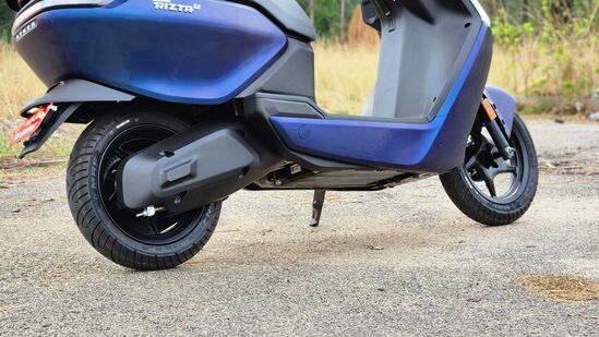 ரிஸ்ட்டா Z மற்றும் S என இரண்டு வேரியண்ட்களில் கிடைக்கிறது. 2.9 kWh பேட்டரி பேக் S மாறுபாட்டில் மட்டுமே வழங்கப்படுகிறது, அதேசமயம் 3.7 kWh பேட்டரி பேக் இரண்டு வகைகளிலும் கிடைக்கிறது. மேலும், பல கூடுதல் அம்சங்களை செயல்படுத்தும் ப்ரோ பேக்கிற்கு வாடிக்கையாளர் ரூ.20,000 கூடுதலாக செலுத்த வேண்டும்
