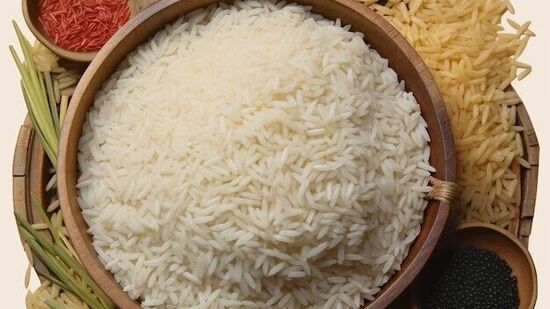 குளிர்காலத்தில் சருமம் வேகமாக வறட்சி அடையும். அவர்கள் அரிசி கழுவும் தண்ணீரை பயன்படுத்துவதால் சரும வறட்சி நீங்கும். &nbsp;நீண்ட நேரம் வெளியில் இருந்தால், தோல் சிவப்பாக மாறும். அரிசி கழுவும் நீர் அந்த சிவப்பைக் குறைக்க உதவுகிறது.