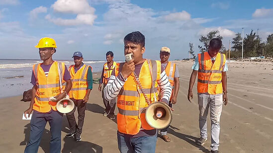 ரெமலை சமாளிக்க தேசியப் பேரிடர் மீட்புப் படையினர் எச்சரிக்கை: ரெமல் புயல் மேற்கு வங்கம், வங்கதேசம், திரிபுரா ஆகிய பகுதிகளை பாதிக்கும் என கணிக்கப்பட்டுள்ளது. இதற்கிடையில், ரெமலை சமாளிக்க தேசியப் பேரிடர் மீட்புக்குழு தயாராக உள்ளது. தேசிய பேரிடர் மீட்புக்குழு இன்ஸ்பெக்டர் ஜாகீர் அப்பாஸ் கூறுகையில், "நாங்கள் புயலுக்கு முழுமையாக தயாராக இருக்கிறோம். புயல் இங்கு வந்தால், அனைத்து வகையான பேரழிவுகளையும் சந்திக்க நமது வீரர்கள் தயாராக உள்ளனர். எங்கள் அணி தயாராக உள்ளது'’ என்றார்&nbsp;&nbsp;. (பிடிஐ)
