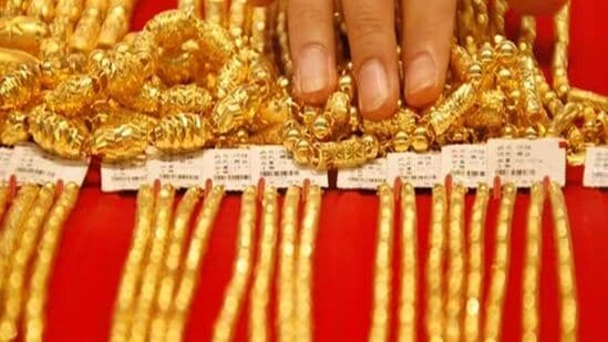 Today Gold Rate: வாரத்தின் முதல் நாளிலே அதிரடியாக உயர்ந்த தங்கம் விலை..சவரன் எவ்வளவு தெரியுமா? - இன்றைய நிலவரம் இதோ..!