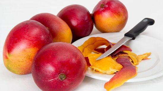 Mango peel benefits: மாம்பழ தோலை சாப்பிட உதவும் 8 ஆச்சரியமான வழிகள்..  ஆரோக்கியத்திற்கு மட்டுமல்ல அழகுக்கும் நல்லது!