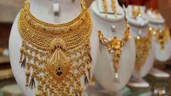 சென்னையில் 22 கேரட் ஆபரணத் தங்கத்தின் விலை நேற்று (மே 27) சவரன் ரூ.ரூ.53,760-க்கு விற்கப்பட்டது. ஒரு கிராம் ஆபரணத் தங்கம் ரூ.6720-க்கு விற்பனை செய்யப்பட்டது.