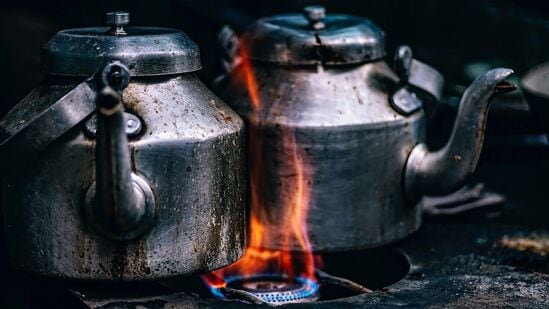 பால் டீ உடலுக்கு நல்லதல்ல என்று தெரிந்தும் பலர் பேராசையால் பால் டீ சாப்பிடுகிறார்கள். பால் டீ குடிப்பதால் அசிடிட்டி பிரச்சனை ஏற்படுவது மட்டுமின்றி, தேநீரின் தரம் கெட்டுவிடும். ஆனால் பலர் பால் டீயும் குடிப்பார்கள். இருப்பினும், இந்த பால் டீயை மீண்டும் மீண்டும் குடிப்பதை விட அதிக தீங்கு விளைவிக்கும். பால் டீயை அடிக்கடி கொதிக்க வைப்பதால் என்னென்ன பிரச்சனைகள் வரும் என்பதை இன்று தெரிந்து கொள்ளுங்கள்?