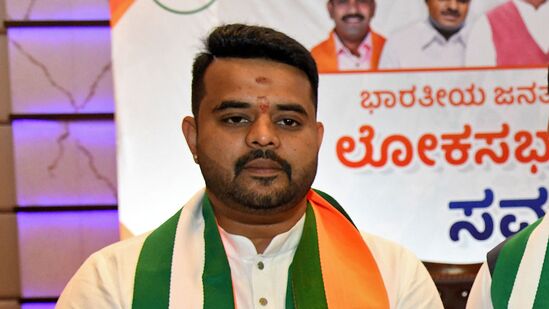 Prajwal Revanna: பாலியல் வீடியோ விவகாரம்! தூக்க ரெடியான போலீஸ்! முன் ஜாமீன் கேட்டு பிரஜ்வல் ரேவண்ணா மனு!