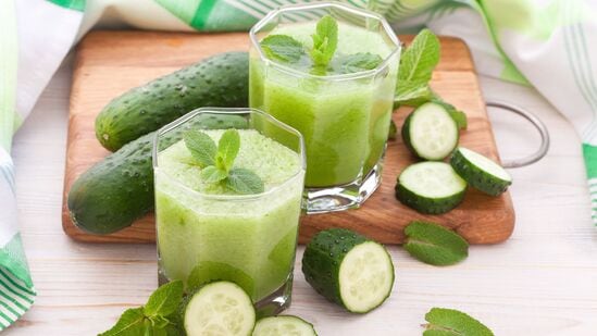 Cucumber Lassi Benefits : வெள்ளரிக்காயைக் கொண்டு தயாரிக்கப்படும் இந்த தனித்துவமான லஸ்ஸி மூலம், தயிரின் நன்மைகள் மட்டுமின்றி, வெள்ளரிக்காயின் நன்மைகளும் முழுமையாக கிடைக்கும். வெள்ளரிக்காய் மூலம் செரிமான பிரச்சனைகள் குறையும். மலச்சிக்கல் பிரச்சனையில் இருந்தும் விடுபடலாம். குடல் இயக்கத்திற்கு நல்லது