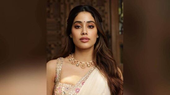 ஜான்வி கபூர் இளஞ்சிவப்பு நிற ஐ ஷேடோ, &nbsp;ஸ்மட்ஜ் செய்யப்பட்ட ஐலைனர், &nbsp;சிவந்த கன்னங்கள், பிரகாசமான ஹைலைட்டர், மேவ் லிப்ஸ்டிக் ஷேட் ஆகியவற்றை மேக்கப் ஆர்ட்டிஸ்ட் ரிவேரா லின் உடன் இணைந்து அணிந்து பிரகாசித்தார்.