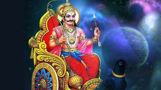 சனிக்கிழமை கருப்பு துணி தானம் செய்வதும் நல்லது என்று கருதப்படுகிறது. சனிக்கிழமை கருப்பு எள்ளை கருப்பு துணியில் கட்டி எண்ணெயில் தோய்த்து சனி பகவான் முன் தீபம் ஏற்றவும்.