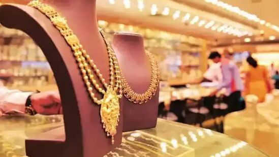 சர்வதேச பொருளாதார சூழல், அமெரிக்க டாலருக்கு நிகரான இந்திய ரூபாயின் மதிப்பு ஆகியவற்றின் அடிப்படையில் தங்கம் விலை நாள்தோறும் நிர்ணயம் செய்யப்படுகிறது. அதன்படி, தங்கம் விலை கடந்த சில மாதங்களாக திடீரென அதிரடியாக உயர்வதும், குறைவதுமாக இருந்து வந்தது.&nbsp;