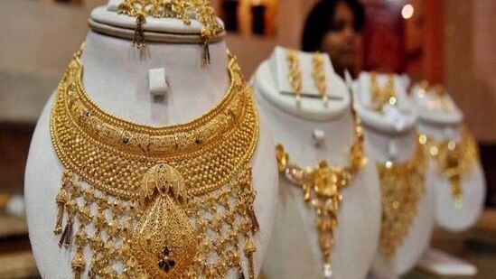 சென்னையில் கடந்த சில நாட்களாக 22 கேரட் ஆபரணத் தங்கத்தின் விலை வரலாறு காணாத வகையில் நாளுக்கு நாள் புதிய உச்சத்தை அடைந்து வருகிறது. அந்த வகையில், சென்னையில் 22 ஆபரணத் தங்கத்தின் விலை இன்று சவரனுக்கு ரூ.360 குறைந்துள்ளது. சென்னையில் தங்கம் மற்றும் வெள்ளியின் இன்றைய விலை நிலவரம் குறித்து பார்ப்போம்.