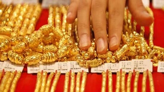 இன்றைய தங்கம் விலை நிலவரம்: சென்னையில் 22 கேரட் ஆபரணத் தங்கத்தின் விலை இன்று (மே 30) சவரனுக்கு ரூ.360 குறைந்து ஒரு சவரன் ரூ.53,840-க்கு விற்கப்படுகிறது. ஒரு கிராம் ஆபரணத் தங்கத்தின் விலை ரூ.45 குறைந்து ரூ.6730-க்கு விற்பனை செய்யப்படுகிறது.