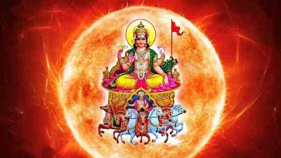 நவகிரகங்களில் உச்ச அதிகாரம் கொண்ட கிரகமாக சூரிய பகவான் விளங்கி வருகின்றார். இவர் நவகிரகங்களின் தலைவனாக திகழ்ந்து வருகின்றார். சூரிய பகவான் ஒரு ராசியிலிருந்து மற்றொரு ராசிக்கு செல்ல ஒரு மாத காலம் எடுத்துக் கொள்கிறார். இவருடைய ஒவ்வொரு ராசி மாற்றம் பொழுதும் தமிழ் மாதம் பிறக்கின்றது.&nbsp;