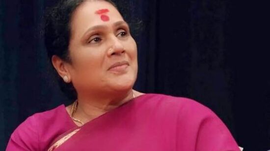 பிரபல சீரியல் நடிகையான சாந்தி தன்னுடைய வாழ்க்கையில் பட்ட கஷ்டங்களை இந்தியா கிளிட்ஸ் சேனலுக்கு கொடுத்த பேட்டியில் பகிர்ந்து இருக்கிறார்.&nbsp;கல்யாண சம்மதம் வாங்கிய வில்லியம்ஸ்&nbsp;இது குறித்து அவர் பேசும் போது, “ என்னுடைய வாழ்க்கையில் எனக்கு பிடிக்காத வகையில் தான் திருமணம் நடந்தது. வில்லியம்ஸிற்கு நான் ஒரு படம்செய்து கொடுத்தேன். அந்த படத்தின் வாயிலாக, அவர் எங்களுடைய வீட்டிற்குள் நுழைந்தார். ஒரு கட்டத்தில், என்னுடைய அப்பாவிடம் நெருக்கமான அவர் என்னை திருமணம் செய்து கொள்ள ஆசைப்படுவதாக அவரிடம் பேசி, சமாதானம் செய்து சம்மதம் வாங்கி விட்டார்.&nbsp;&nbsp;&nbsp;